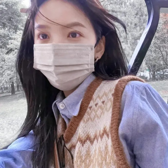 抽象画中的越南少女